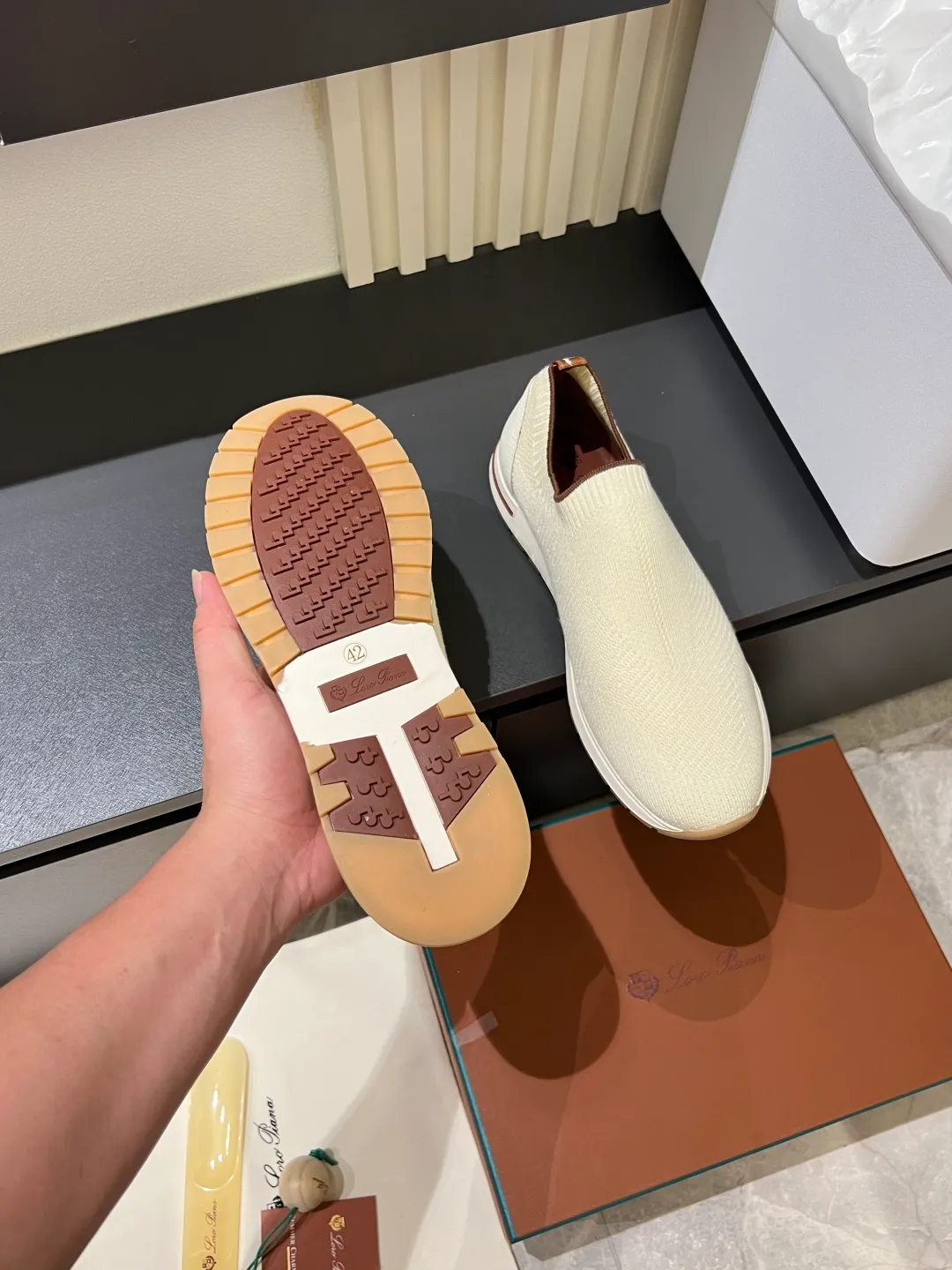 Men's Men's Shoes 💰p380 Loro Men's Shoes 💰piana/Noyo Piana 360 L Men's Shoes 💰p Flexy Walk Men's Sports Shoes These sports shoes are made of knitted wool uppers, and the heel is wrapped in smooth calf leather. Merino sheep are selected from Australia and New Zealand. The upper is machine-woven like a sweater, and then equipped with a white rubber outsole and a Kummel-colored sole. It is both beautiful and non-slip. The fabric is 100% cashmere and the insole is calf leather. It is super comfortable on the feet! Comes with full original packaging! Multiple colors available! Size: 38-44 (45 customized)